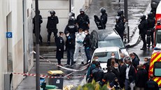 Nedaleko bývalého sídla týdeníku Charlie Hebdo napadl útoník s maetou nkolik...