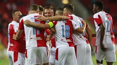 Fotbalisté Slavie slaví branku v utkání s Píbramí.