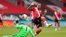 Danny Ings (Southampton) zahrál rukou v souboji s Hugem Lloreisem (Tottenham).