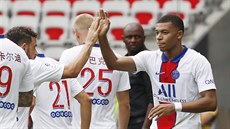 Kylian Mbappé si plácá se spoluhrá�i z Paris St. Germain.