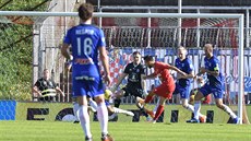 Fotbalisté Olomouce (v modrém) brání anci Brna.