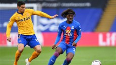 James Rodríguez z Evertonu (vlevo) napadá Eberechi Ezeho z Crystal Palace.