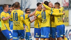 Tepličtí fotbalisté se radují z branky v utkání s Ostravou.