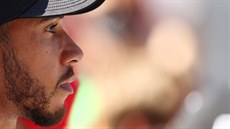 Jezdec Mercedesu Lewis Hamilton se soustedí ped Velkou cenou Ruska.