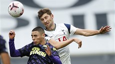 Ben Davies z Tottenhamu (vpravo) a Miguel Almirón z Newcastlu v hlavikovém...