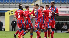 Plzeňští fotbalisté se radují z góu Jana Kopice proti Zbrojovce Brno.