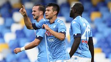 Hirving Lozano (uprost�ed) z Neapole slaví vst�elený gól v zápase proti Janovu.