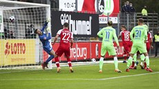 Branká Wolfsburgu Pavao Pervan (vlevo) inkasuje v utkání proti Freiburgu.