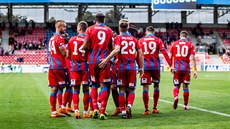Fotbalisté Plzn� se radují ze vst�elené branky proti Zbrojovce Brno.