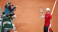 Andy Murray z Velké Británie diskutuje s rozhodí v prvním kole Roland Garros.