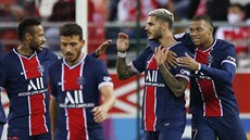 Fotbalisté Paris Saint-Germain slaví vst�elený gól.