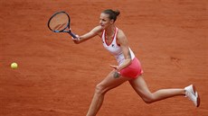 Karolína Plíková hraje míek v zápase prvního kola Roland Garros.