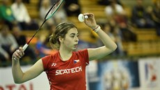 Česká badmintonistka Tereza Švábíková se připravuje na podání.