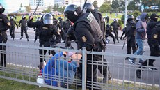 Bloruská policie pouila vodní dla k rozehnání demonstrant, kteí v hlavním...