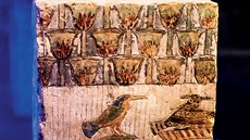 Na výstav je také unikátní fragment reliéfu s vyobrazenými ptáky v papyrové...