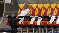 Trenér José Mourinho sleduje na stadionu ve Skopje duel svého Tottenhamu proti...