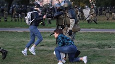 Běloruská policie použila vodní děla k rozehnání demonstrantů, kteří v hlavním...