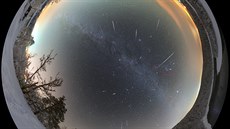 Meteorický roj Geminidy s kometou Wirtanen nad Seskou pehradou.