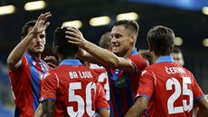 Plzeňský Ba Loua je oslavován spoluhráči poté, co dal gól v pohárovém duelu...
