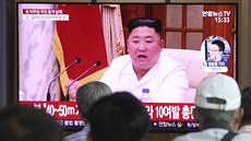 Lidé pozorují vyjádení severokorejského vdce Kim ong-una. (25. záí 2020)