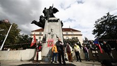 Úastníci demonstrace proti novým vládním opatením proti íení koronaviru na...