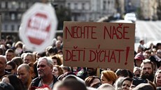 Úastníci demonstrace proti novým vládním opatením proti íení koronaviru na...