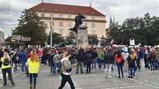 Nkolik stovek odprc vládních opatení proti íení koronaviru se 27.záí...