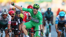 VTZ. Sam Bennett se raduje z vtzstv v posledn etap Tour de France.
