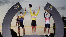 Tadej Pogačar se raduje z vítězství Tour de France. Vedle něj je druhý Primož...