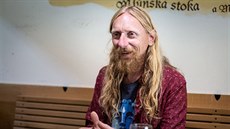 David Vostrovský je takzvaný seká�. Kosením kosou se �iví i udr�uje v kondici.