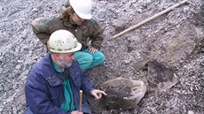 Geologové Zdenk Dvoák a J. Svejkovský pi nálezu tetihorní elvy v roce 2004.