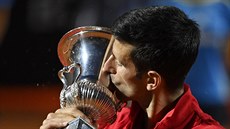 Novak Djokovi s trofejí pro vítze turnaje v ím.