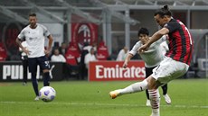 Zlatan Ibrahimovic z AC Milán skóruje z penalty proti Boloni.