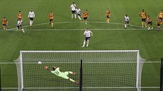 Kevin De Bruyne z Manchester City promuje penaltu v utkání s Wolverhampton...