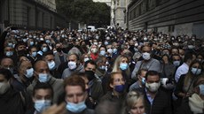 Lidé ve francouzském přístavu Marseille protestovali proti vládnímu nařízení o...