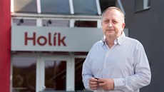 Firmu na výrobu rukavic vlastní Ivo Holík od roku 1993, tehdy mu bylo 24 let.