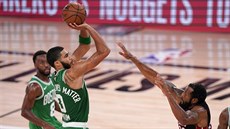 Jayson Tatum z Bostonu stílí na ko, bránit se mu v tom snaí Andre Iguodala z...