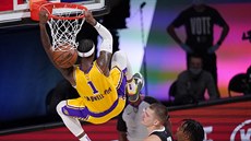 Kentavious Caldwell-Pope z LA Lakers zakonuje smeí do koe Denveru.