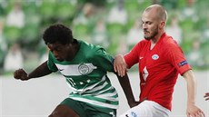 Eirik Hestad (vpravo) z Molde v souboji se Somaliou z Ferencvarose.