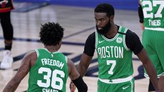 Marcus Smart (36) a Jaylen Brown (7) z Bostonu se radují.