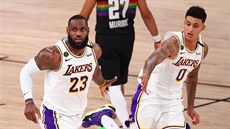 LeBron James (23) a Kyle Kuzma (0) se chválí za povedenou akci LA Lakers.