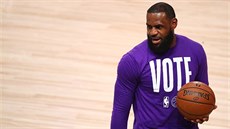 LeBron James z LA Lakers pi rozcviování na zápas s Denverem