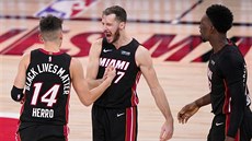 Tyler Herro (14), Goran Dragi (7) a Bam Adebayo oslavují výhru Miami.