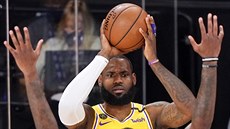 LeBron James (nahoe) z LA Lakers pihrává pes Torreyho Craiga z Denveru.