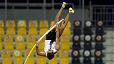 Armand Duplantis stoupá k lace na stadionu v Dauhá.
