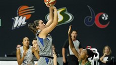 Bridget Carletonová (vlevo) z Minnesota Lynx stílí na ko Seattle Storm pes...