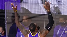 LeBron James z Los Angeles Lakers pi svém pedzápasovém rituálu.