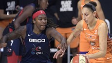 Diana Taurasiová (vpravo) z Phoenix Mercury útoí na ko Washington Mystics,...