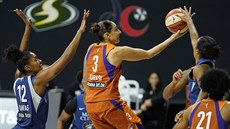 Diana Taurasiová (3) z Phoenix Mercury jde do koe Minnesota Lynx mezi Damiris...