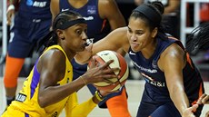 Brittney Sykesov (vlevo) z Los Angeles Sparks se dere ke koi Connecticut Sun,...